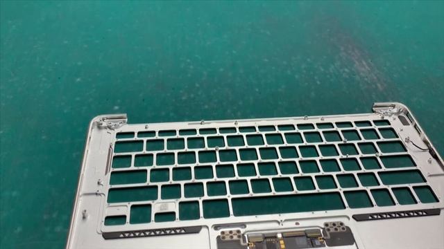 Как быстро извлечь остатки клёпок с корпуса MacBook Air смотреть онлайн
