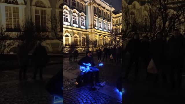 Уличный музыкант в Санкт-Петербурге исполняет песню "Всё идет по плану" группы "Гражданская оборона смотреть онлайн