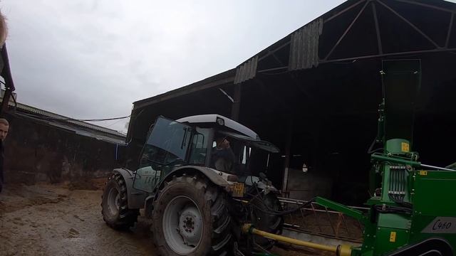 BEDDING UP 100 COWS IN 3 MINUTES WITH A BRAND NEW MACHINE ! смотреть онлайн