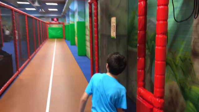 Классный детский игровой центр Leo's Bremen новые аттракционы, гуляем, смотрим, кушаем в Burger Kin смотреть онлайн