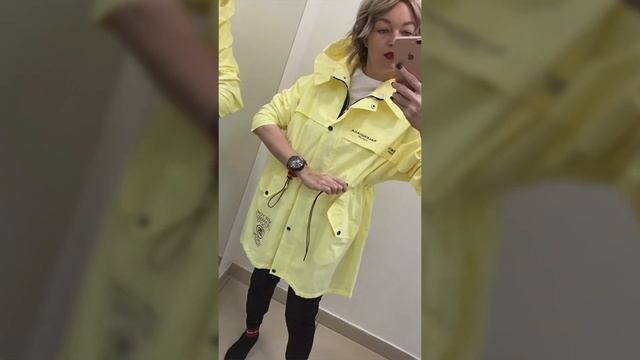 Женская желтая ветровка с капюшоном смотреть онлайн