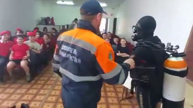 Встреча ребят с водолазом-спасателем в Дым-Тамакской школе, в рамках недели проф.ориентации. смотреть онлайн