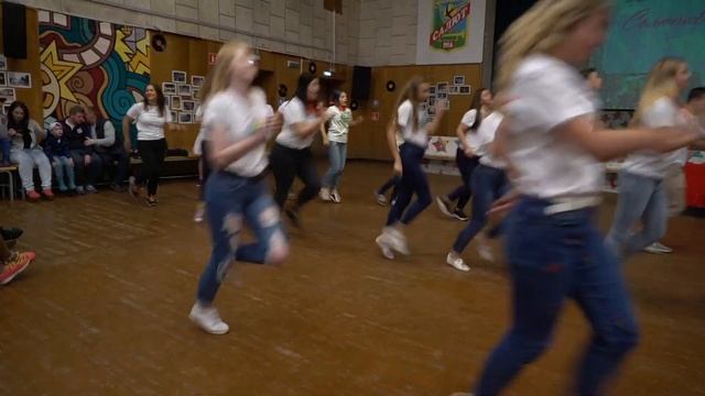 Lady Gaga - Bad Romance. Танец вожатых смотреть онлайн