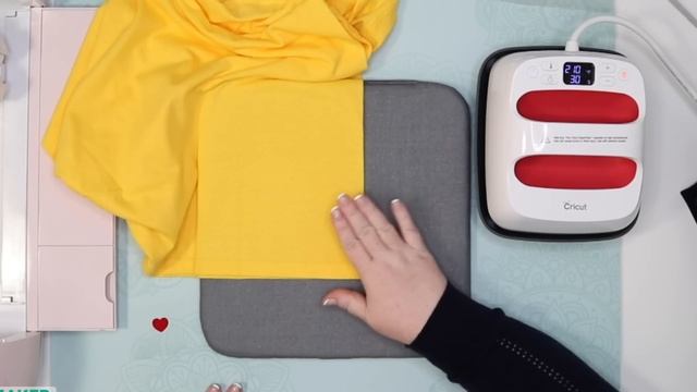 Cricut Iron-On T-Shirt Tutorial - Beginner Friendly! смотреть онлайн
