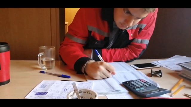 Заливаем бетон, режим арматуру, замеряем автодорогу.