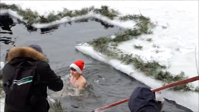 Купание в проруби. Парк дружбы народов. Крещение 2016 смотреть онлайн