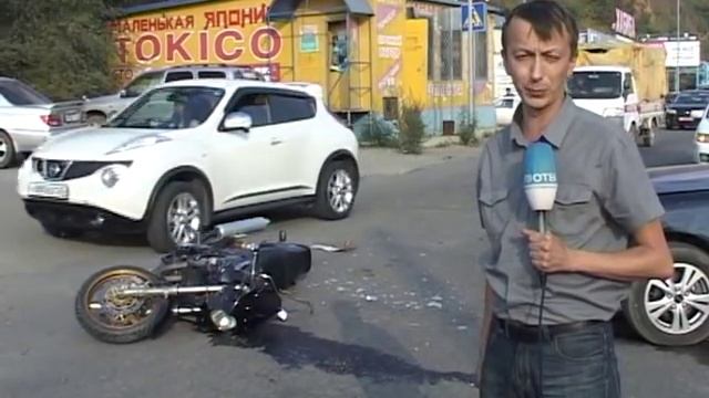 Мотоцикл и седан столкнулись на улице Камская смотреть онлайн