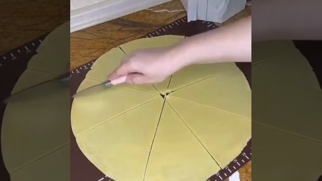 Песочные рогалики со сгущёнкой очень вкусные.Sandy bagels with condensed milk are delicious. смотреть онлайн