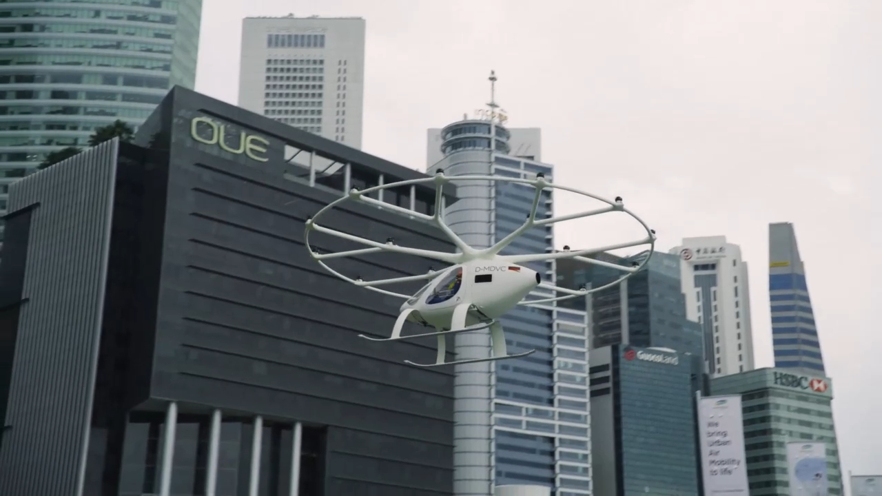 Аэротакси Volocopter пролетело над бухтой Сингапура смотреть онлайн