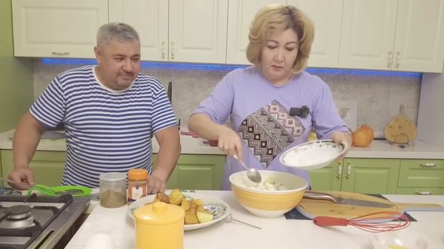 КУРИЦА? с КАРТОФЕЛЕМ? в ТОМАТНОМ? СОКУ. САЛАТ из ?БАКЛАЖАН и КАБАЧКОВ.