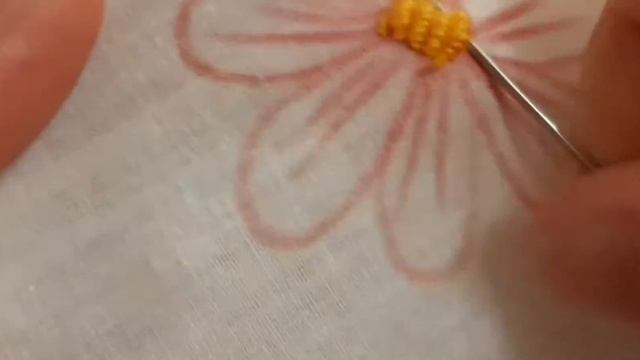 Вышивка гладью для начинающих. Вышиваем серединку цветочка. смотреть онлайн