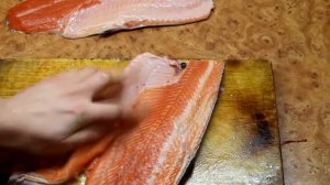 Как разделать и быстро засолить форель.