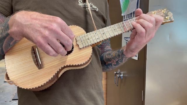 Jerry Plays His New Beansprout Ukulele, #707 смотреть онлайн