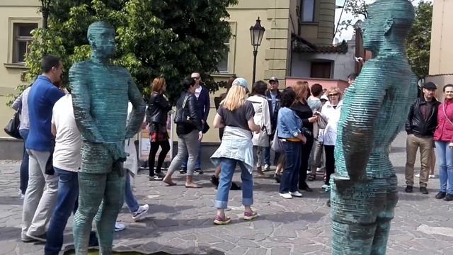 Скульптура фонтан Писающие мужчины в Праге смотреть онлайн
