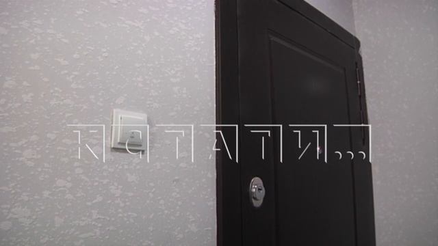 Годовалый мальчик выпал из окна, которое мать открыла чтобы проветрить смотреть онлайн