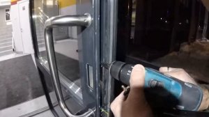 VLOG Как установить замок на дверь из алюминиевого профиля