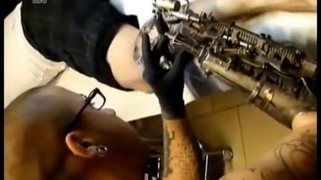 Татуировщик без руки рисует удивительные картины ВИДЕО смотреть онлайн