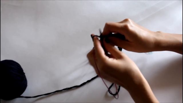 Шапка-бини. Вязание по кругу. Шапка без швов. Шапка спицами для начинающих. Подробный видеоурок. смотреть онлайн