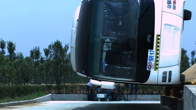 Yutong Bus and Coach - Rollover Crash Test смотреть онлайн