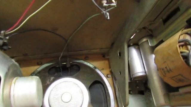 А что внутри :) Радиола Урал 7 (Иоланта) 1969 г смотреть онлайн