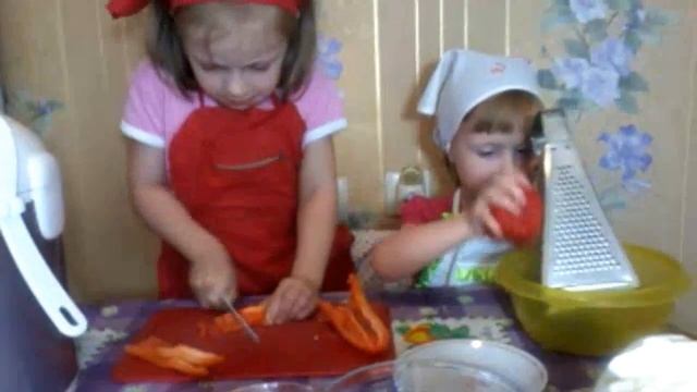 ГОТОВЯТ ДЕТИ! #10 Тушеная капуста с мясом в мультиварке смотреть онлайн