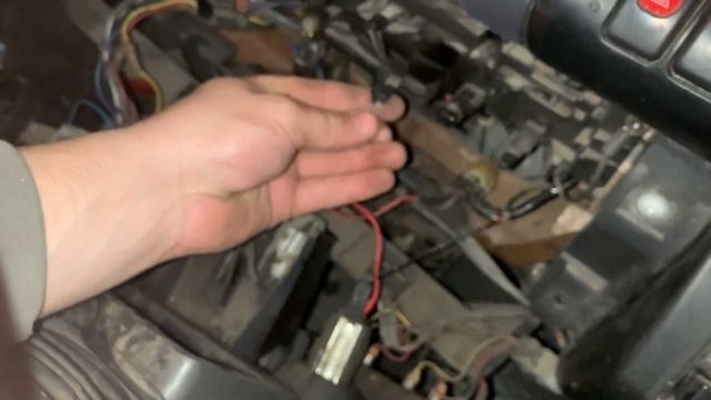 Замена лампы в блоке климата ISUZU ELF смотреть онлайн