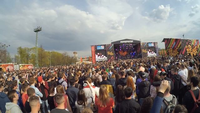 Рекорд Оркестр - Лада седан Баклажан. Москва Лужники 02.05.2016 HIP-HOP MAYDAY смотреть онлайн