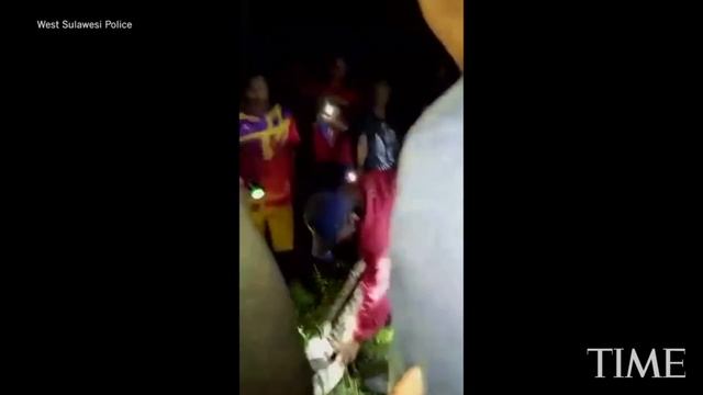 Missing Indonesian Man Found Dead Inside A 23-Ft. Python | TIME смотреть онлайн