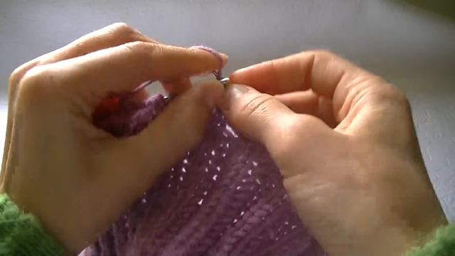 Вязание шапки узором соты.Knitting hats pattern cell. смотреть онлайн