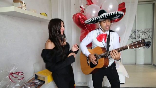 СЮРПРИЗ НА ДЕНЬ РОЖДЕНИЯ|КАК УДИВИТЬ ДЕВУШКУ|ЗАЖИГАТЕЛЬНЫЕ МЕКСИКАНЦЫ ПОДНИМАЮТ НАСТРОЕНИЕ смотреть онлайн