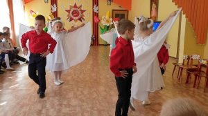 Птицы белые. Танец от воспитанников детского сада в преддверии праздника, посвященного Дню Победы.