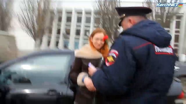 В Керчи сотрудники ГИБДД поздравили женщин с праздником смотреть онлайн