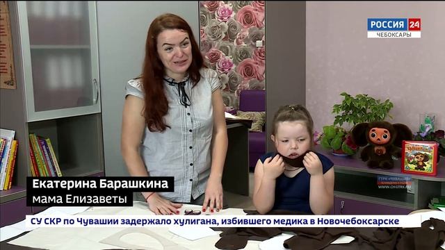 Родители и дети готовятся к конкурсу на лучший костюм Чебурашки смотреть онлайн