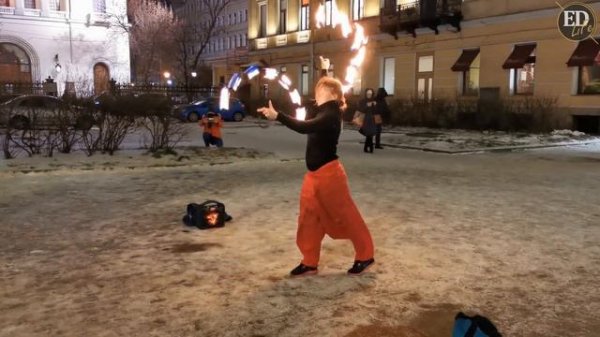 Уличное фаер-шоу или огненное шоу в Санкт-Петербурге – магия огня / Fire show in Saint-Petersburg