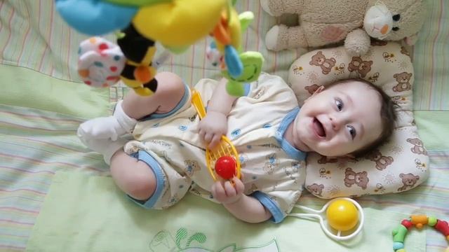 Мироше 3 месяца.  Учимся держать игрушки