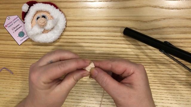 Дед мороз крючком мастер класс часть 1 по вязанию магнитика, подвески. Игрушка на ёлку. смотреть онлайн