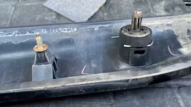 Removing Rear Trim/Latch On A Ford Excursion смотреть онлайн