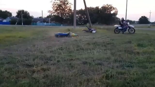 ПАДЕНИЕ С КРОССОВОГО МОТОЦИКЛА (НЕХВАТКА ОПЫТА) :/ смотреть онлайн