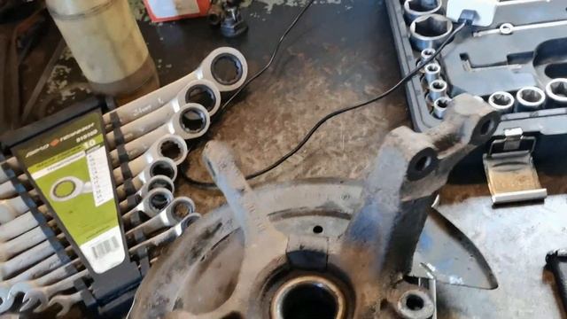 Замена переднего ступичного подшипника на автомобиле Рено Логан смотреть онлайн