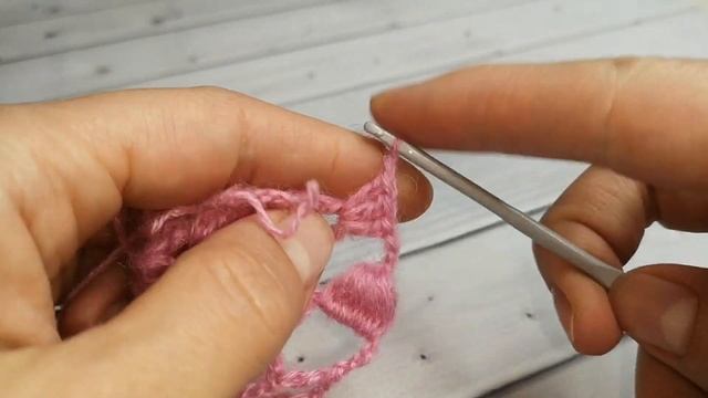 Вязать ее одно удовольствие//Необычная шаль из 2 раппортов//Шаль крючком//Crochet shawl смотреть онлайн