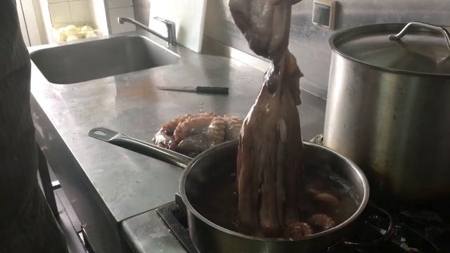 Ошпариваем осьминога! смотреть онлайн