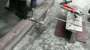 самодельные кузнечные щипцы из трубы.  первый опыт..mp4