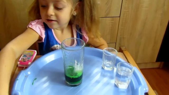 Кольоровий вулкан, експеримент для дітей.Цветной вулкан, эксперимент для детей. смотреть онлайн