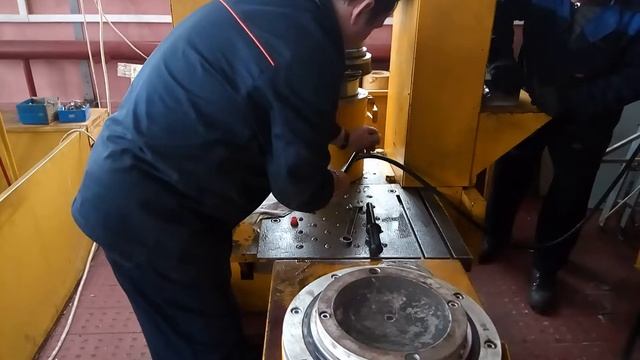 Испытание гидравлического домкрата ДГП-200-160 смотреть онлайн