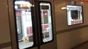 Метропоезд «Балтиец» на станции метро Автово «Посадки нет!». Направляется в депо после поломки