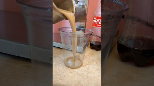 молочный коктейль из КОКА КОЛЫ / взбиваю колу в блендере / кола с мороженым / что будет смотреть онлайн