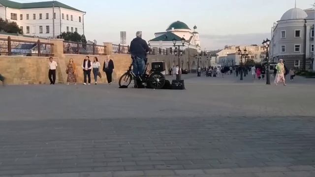 Казань. Начало улицы Баумана - Уличный музыкант Равиль Акаев (Снилось мне) смотреть онлайн