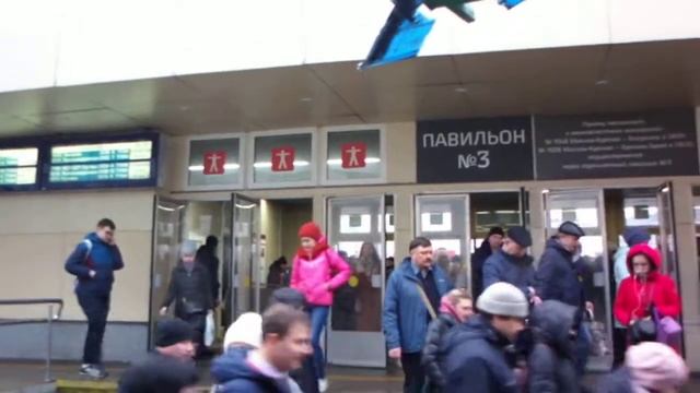 Выход с Курского вокзала и вход в метро в утренний час-пик