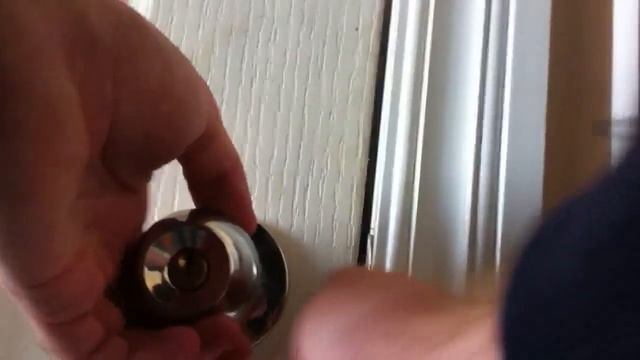 Взлом межкомнатного замка плоской отверткой смотреть онлайн