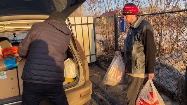 Передаем благотворительную помощь,продукты питания в дом 